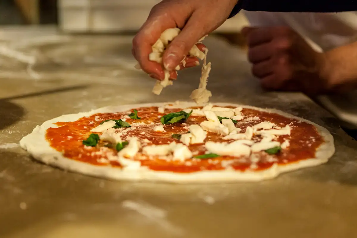 Pizza napoletana da asporto a Positano: guida pratica per ordinare, trasportare e gustare