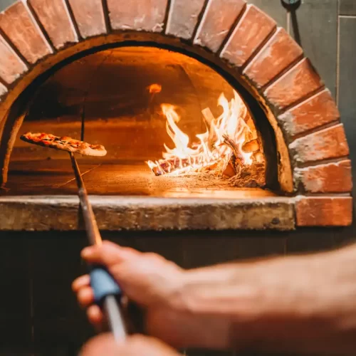 Pizza al forno a legna a San Giovanni: guida ragionata tra impasti, cotture e quartiere