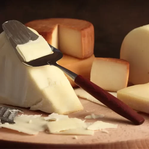 Caseificio di Parmigiano Reggiano di montagna a Parma: guida alla scelta e alla visita